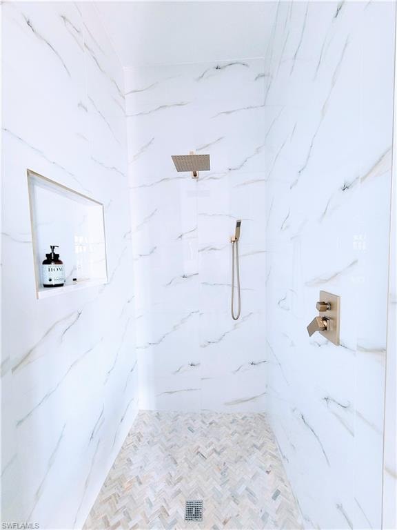 Main Bathroom w/ Large Walk-in Shower(1st Floor)