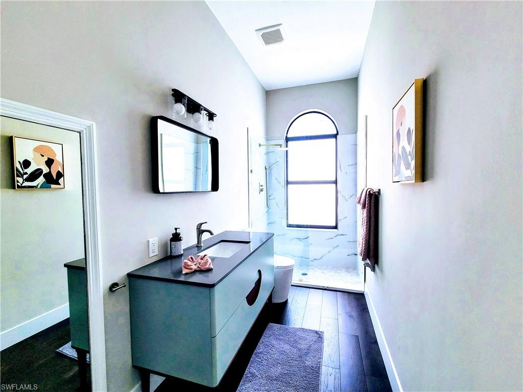 Bathroom #2 (1st Floor)