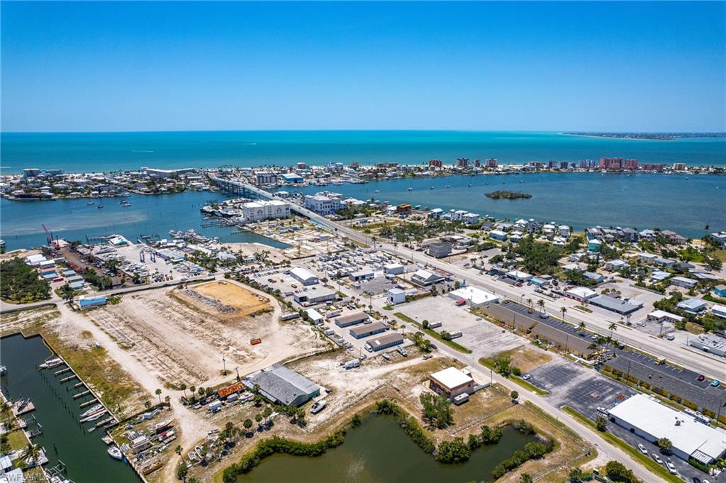 walking distance to the Ft myers Beach bridge & Margaritaville.