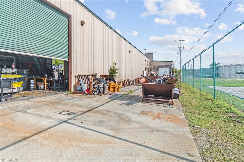 2065 Towles ST photo 36