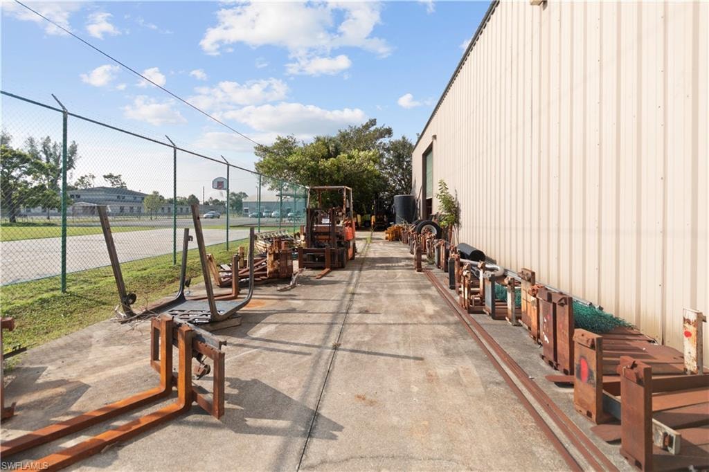2065 Towles ST photo 33