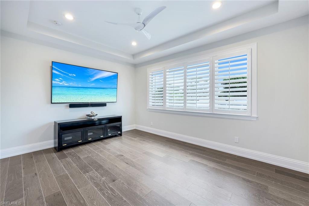 569 Neapolitan WAY photo 23