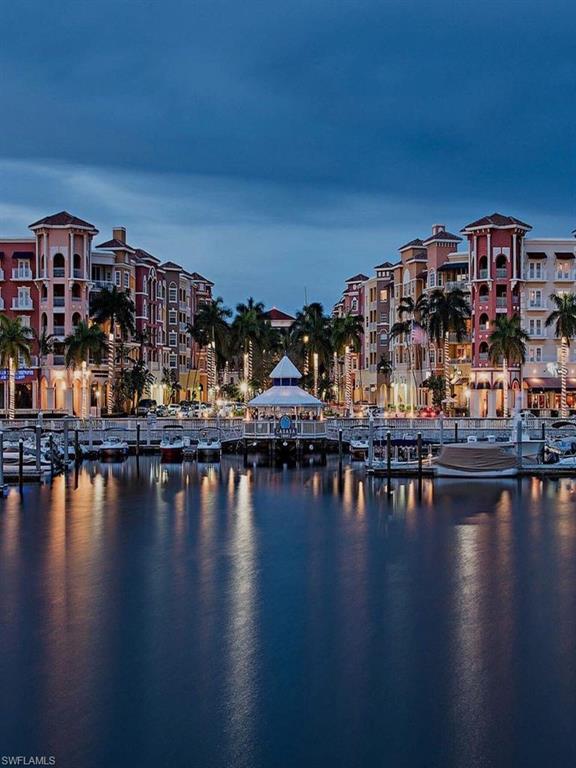 Wonderful shops and restaurants on the water