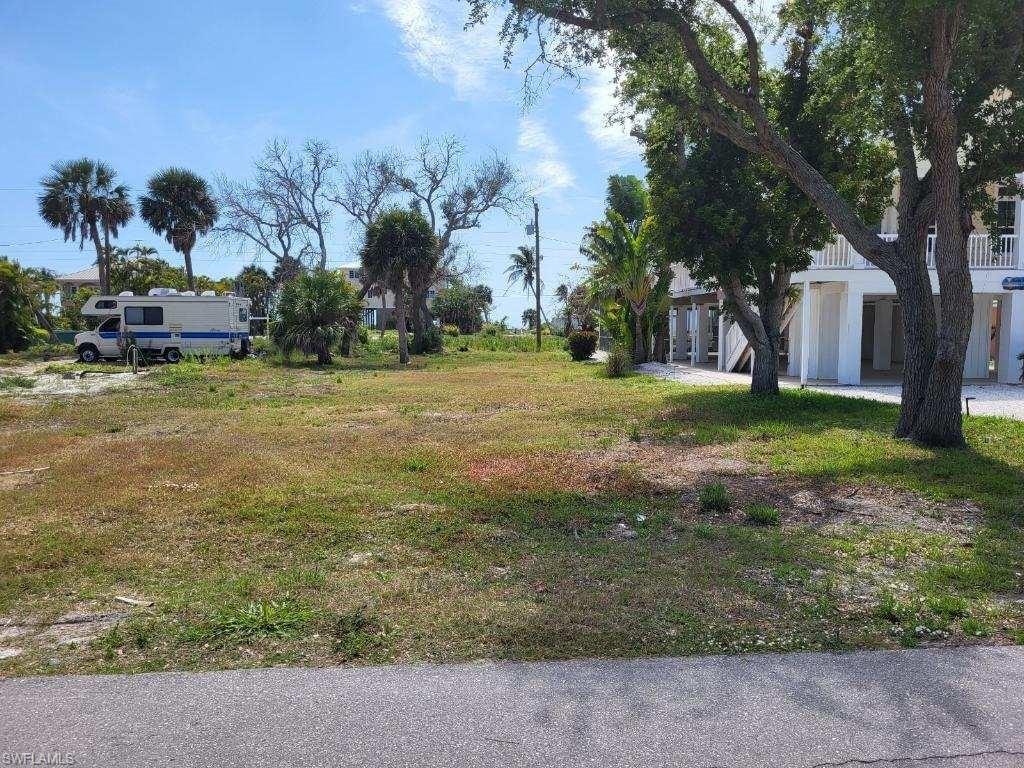 Big deep lot.    Close to beach access.   Great neighborhood