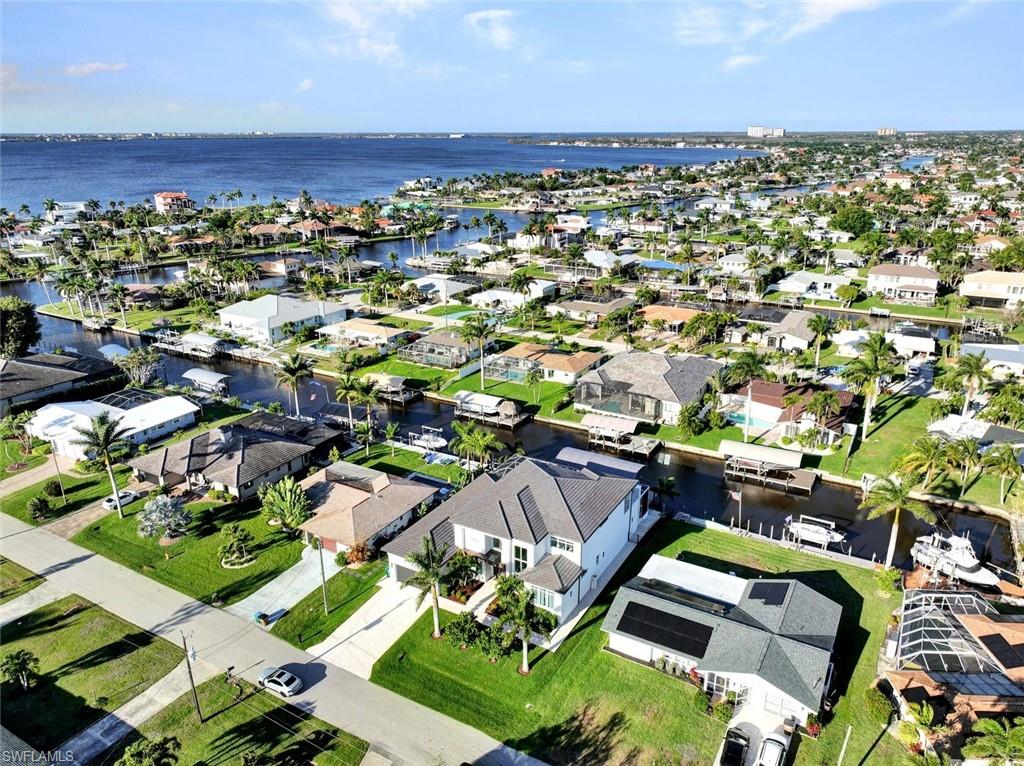 Within walking distance to the Yacht Club Beach