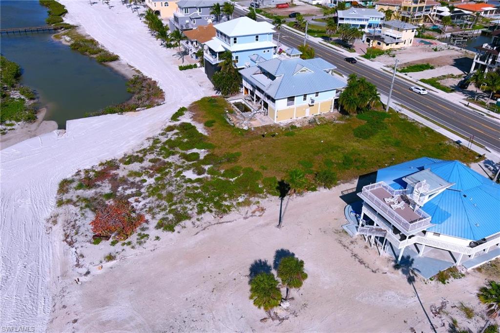 Lot between two homes goes out to Gulf
