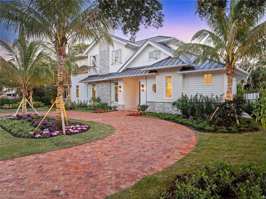 View of front of property featuring a lawn