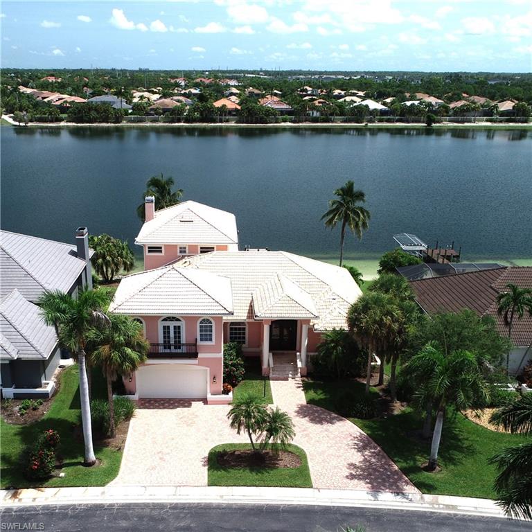 Bird's eye view featuring a lake view