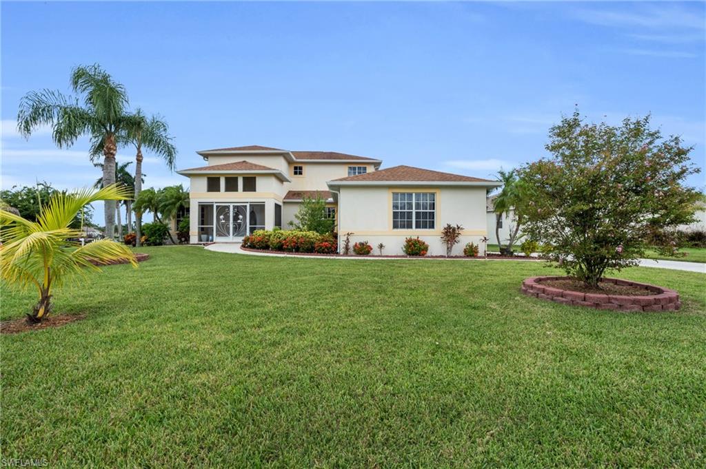 View of front facade with a front lawn