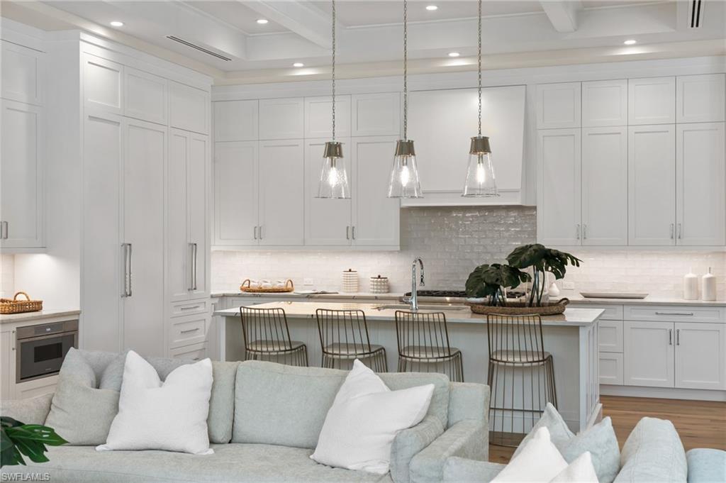 High End Cabinets to the Ceiling and Extra Lighting for cooking enjoyment