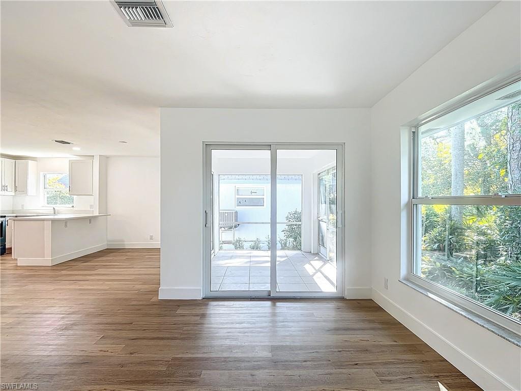 375 CARNABY CT 54 photo 15