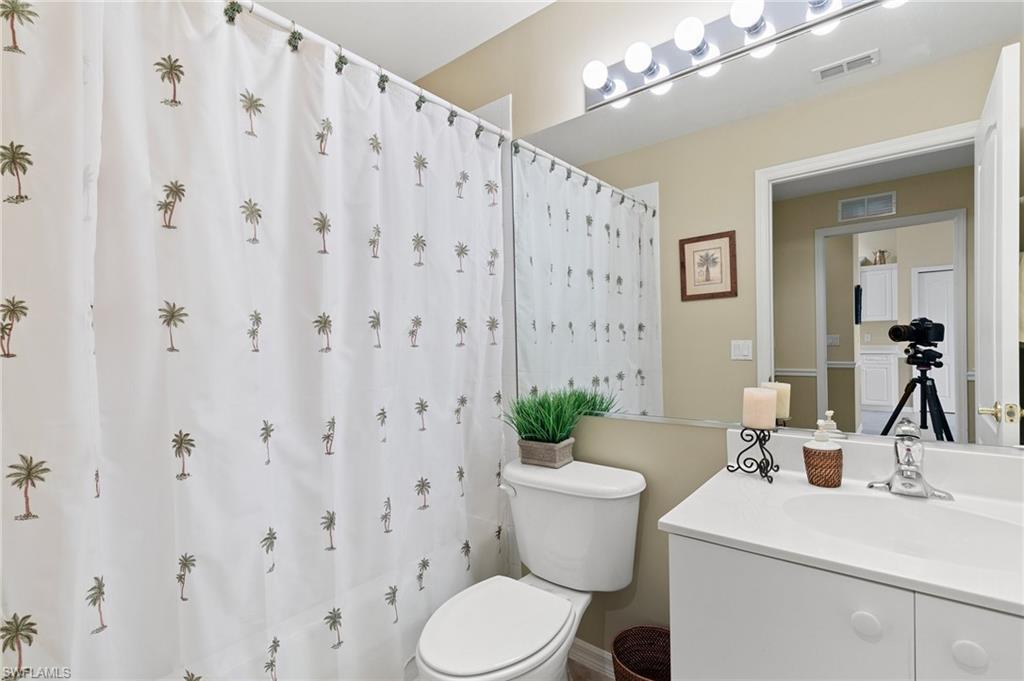 Guest bathroom with combo tub/shower