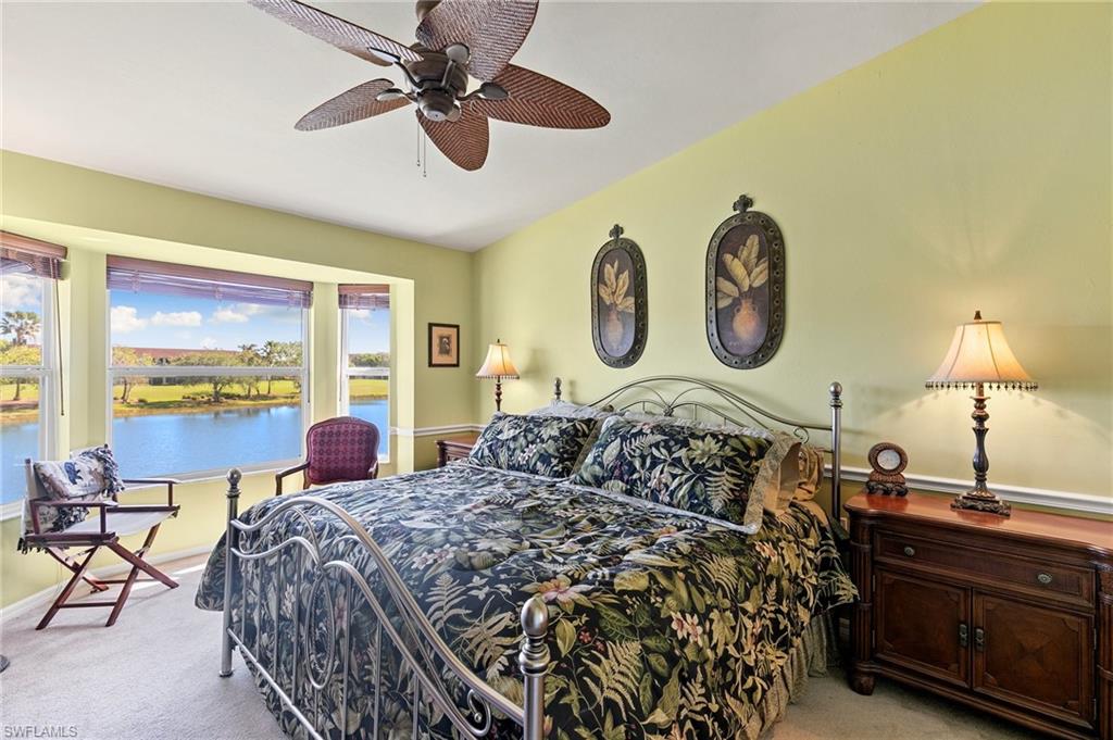 Masterbedroom with lake views and ensuite bathroom
