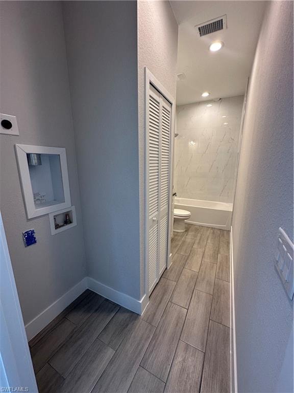 Bathroom with toilet and tiled shower / bath