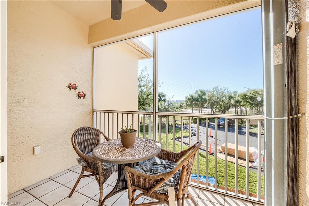 Sunroom with ceiling fan