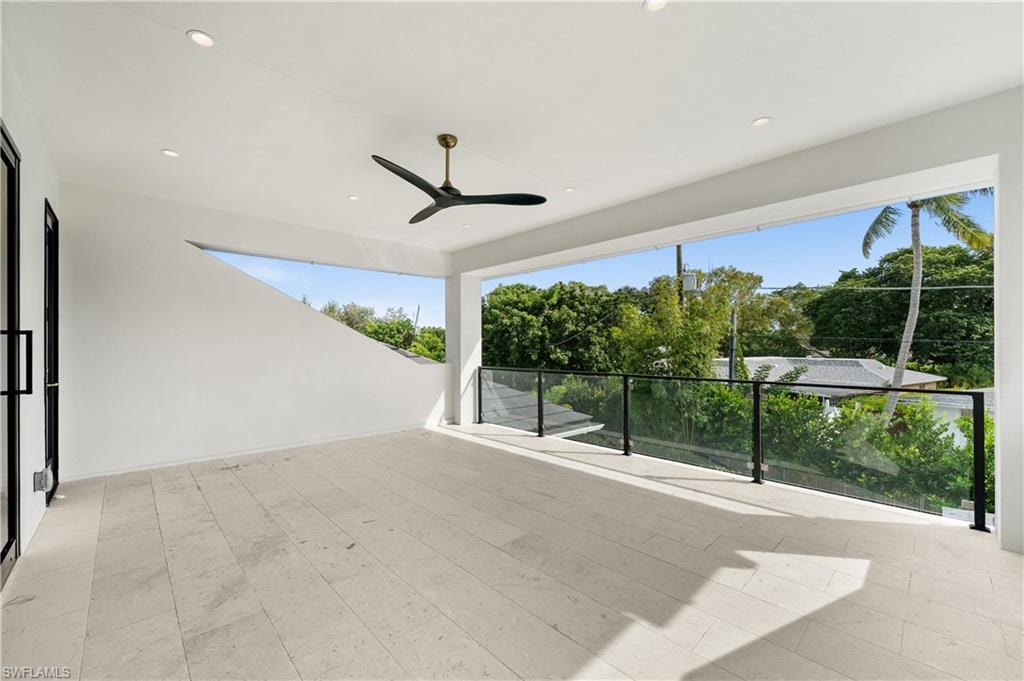 Oversized upstairs balcony off loft area