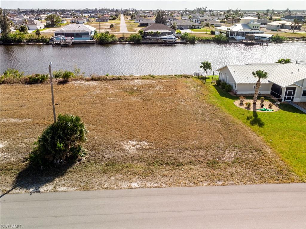 Bird's eye view of the lot with the water