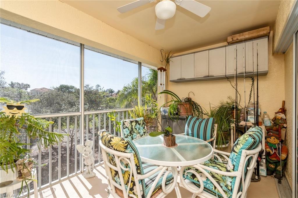 Sunroom / solarium with ceiling fan