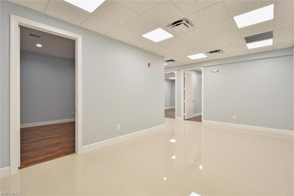 Tiled empty room with a drop ceiling