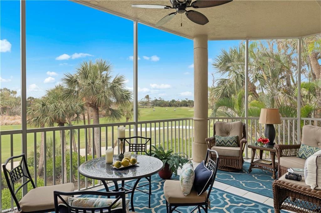 Sunroom with ceiling fan
