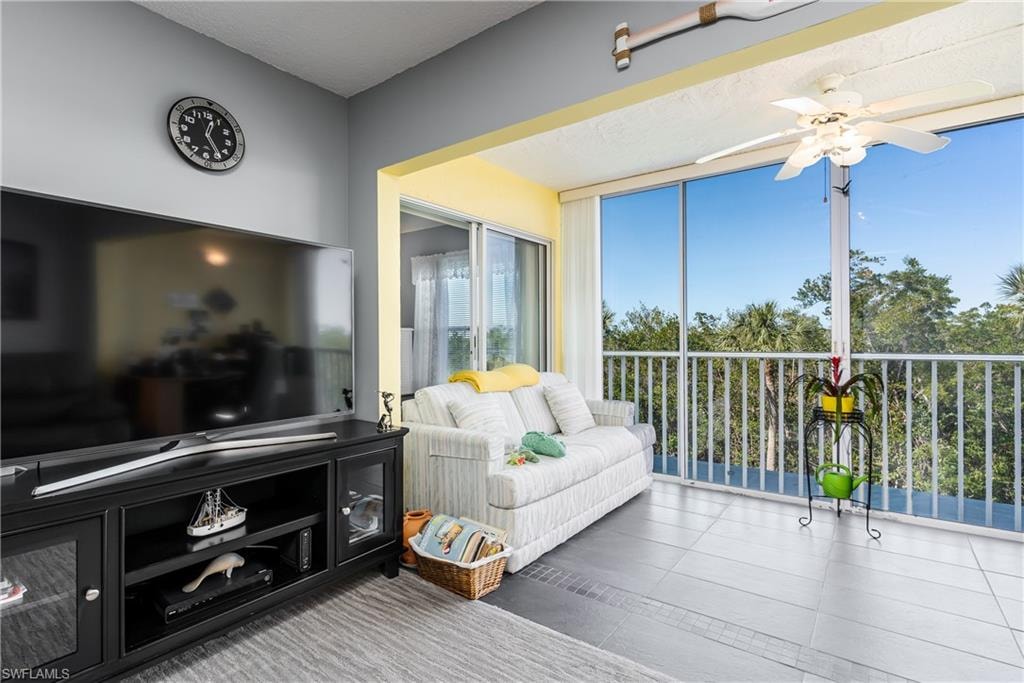 Sunroom with ceiling fan
