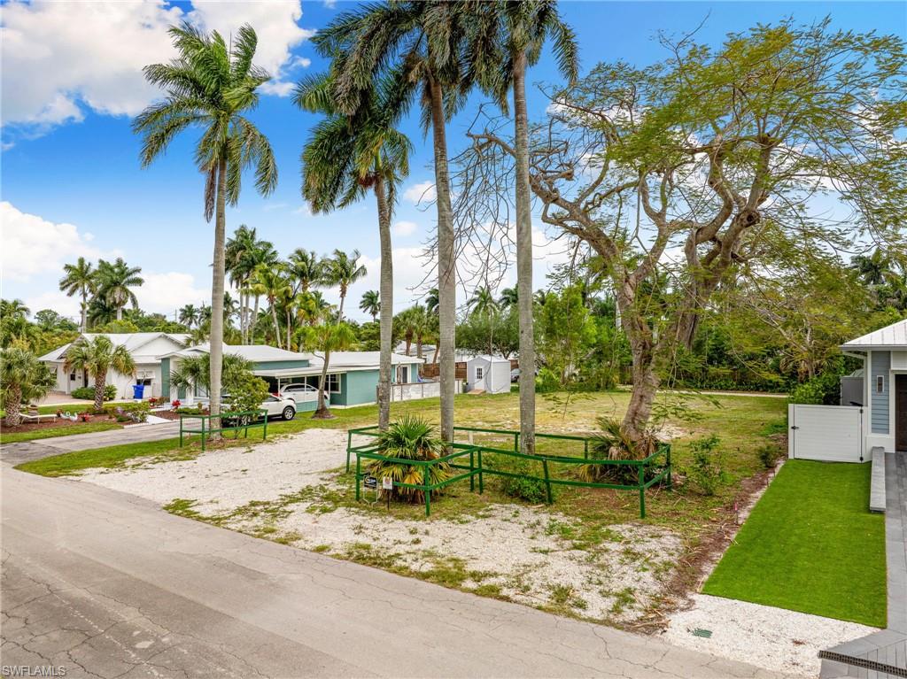 Surrounding community with a yard