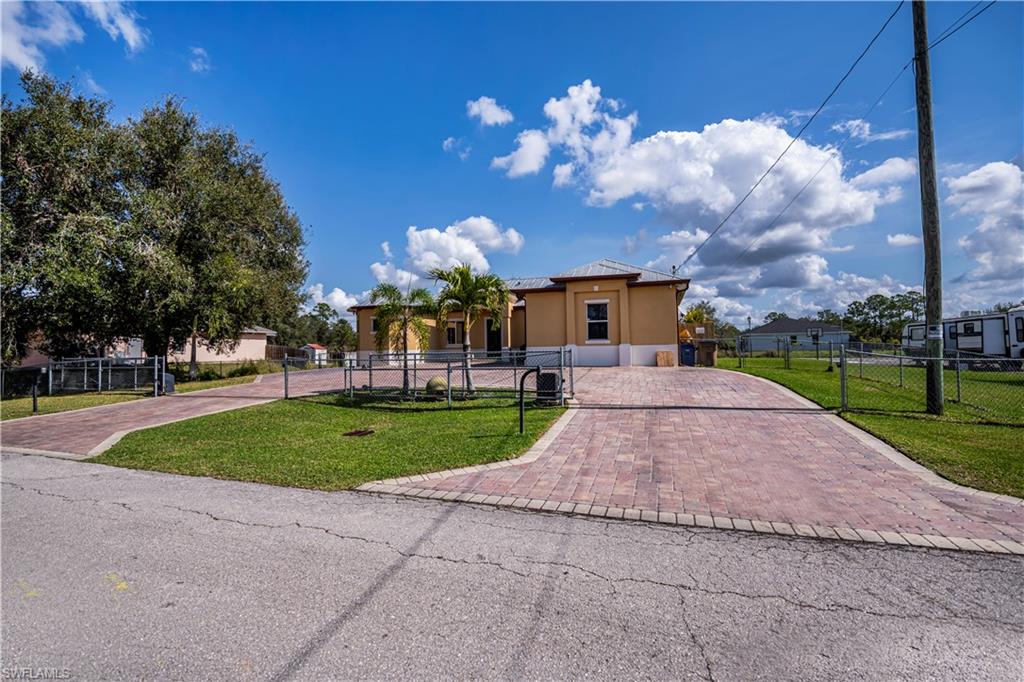 View of front of property featuring a front yard