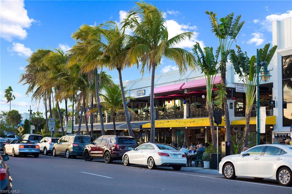 Parking and restaurants around St Armands Circle