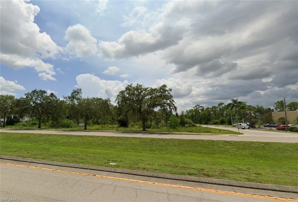 Del Prado Blvd N & De Navarra Pkwy