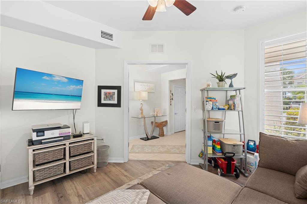 Flex room for den/office/bedroom