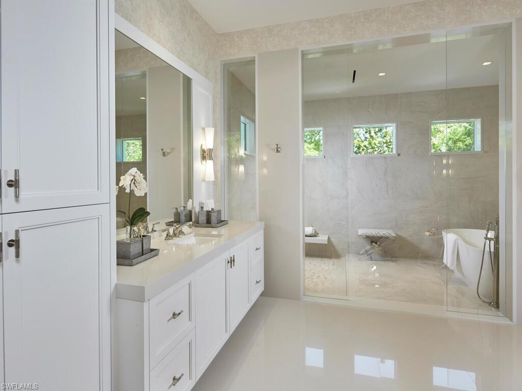 2075 Gordon DR E photo 20