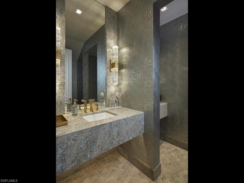 2075 Gordon DR E photo 15