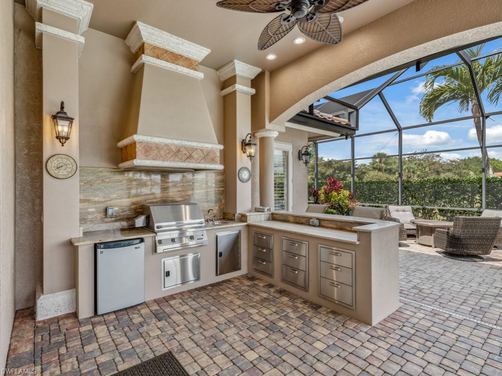 Outdoor Kitchen w/ built-in gas grill