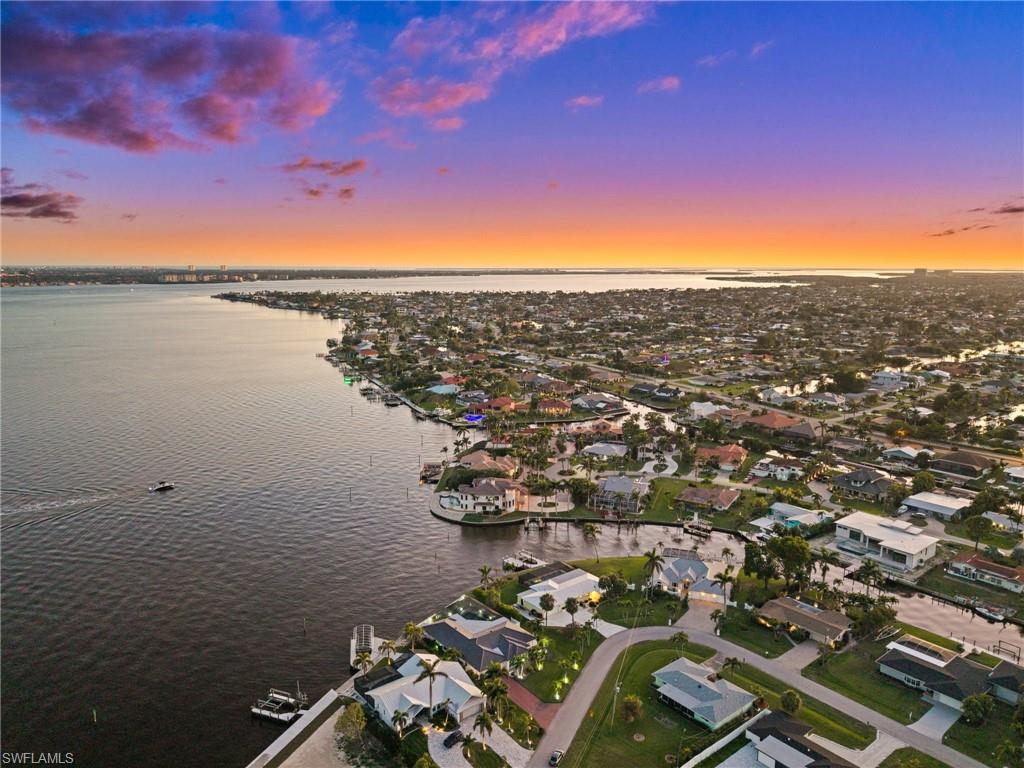 Direct Riverfront in the Evening