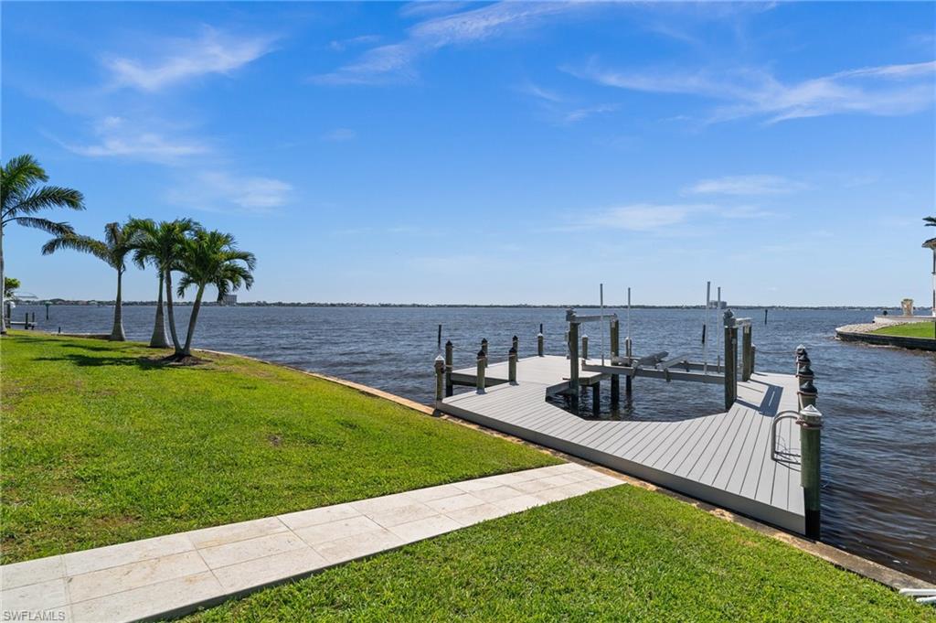 Dock with 13,000 lb lift Right on the Caloosahatchee River