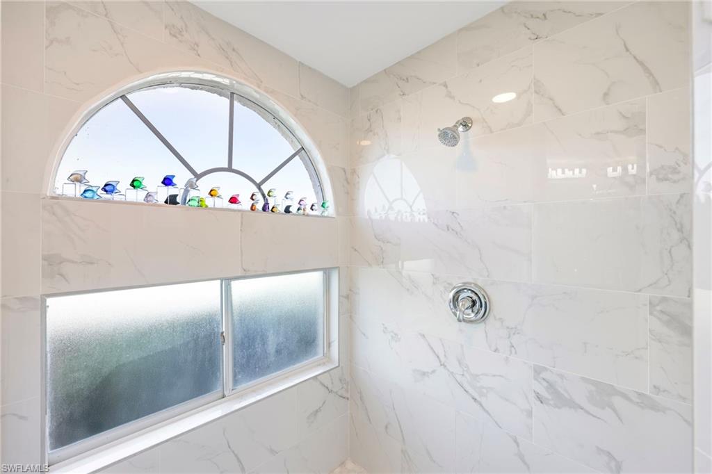 Gorgeous Shower overlooking the Lake