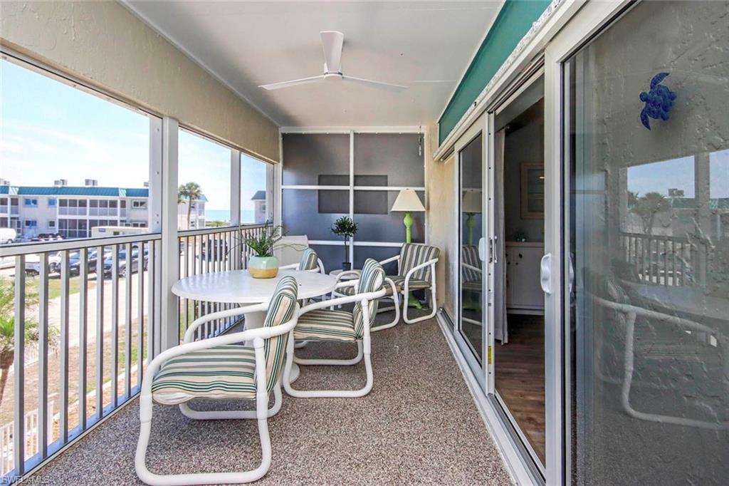 Sunroom featuring ceiling fan
