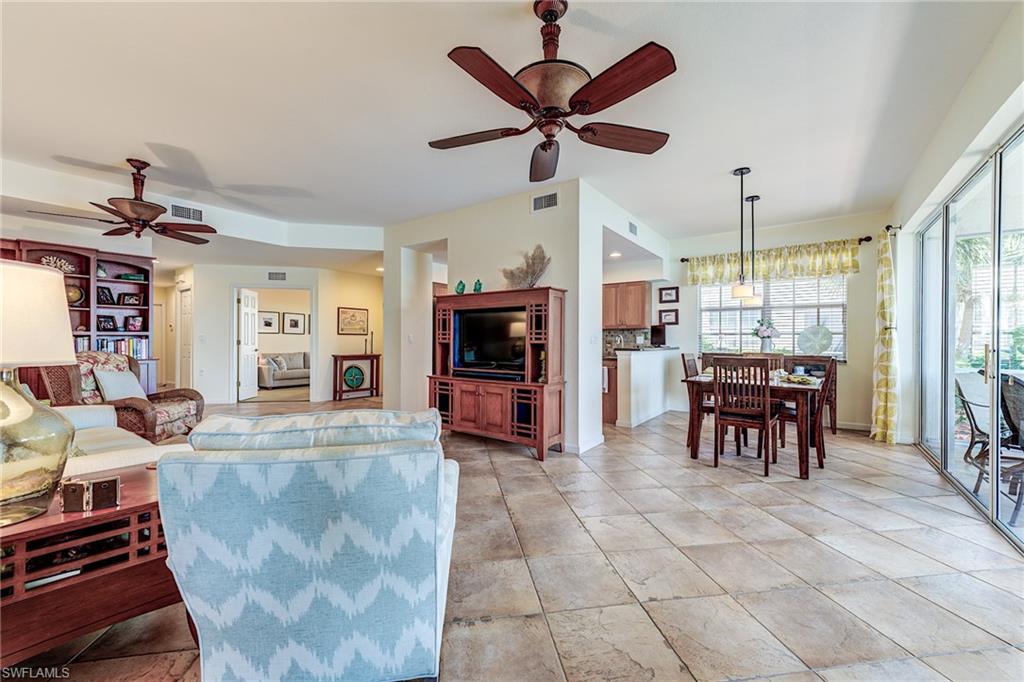 Dining area between kitchen and lanai