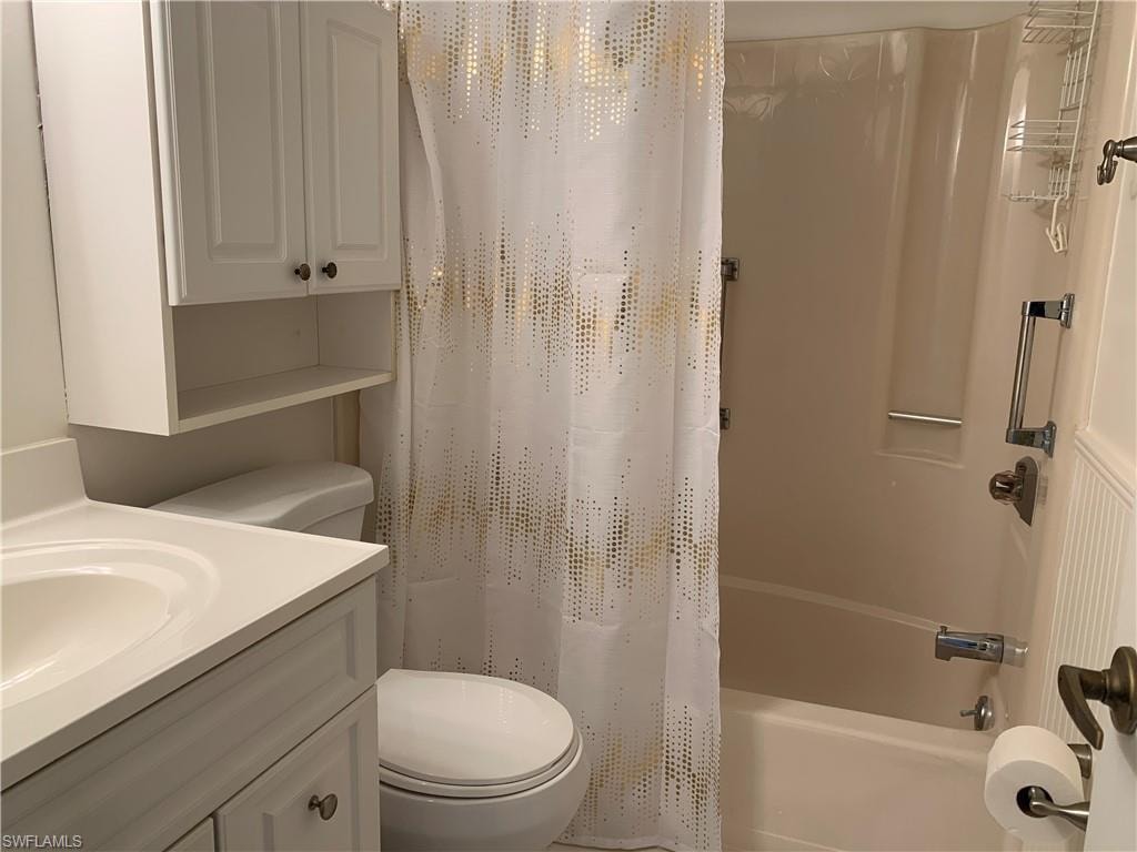 Guest bathroom with shower / tub combination