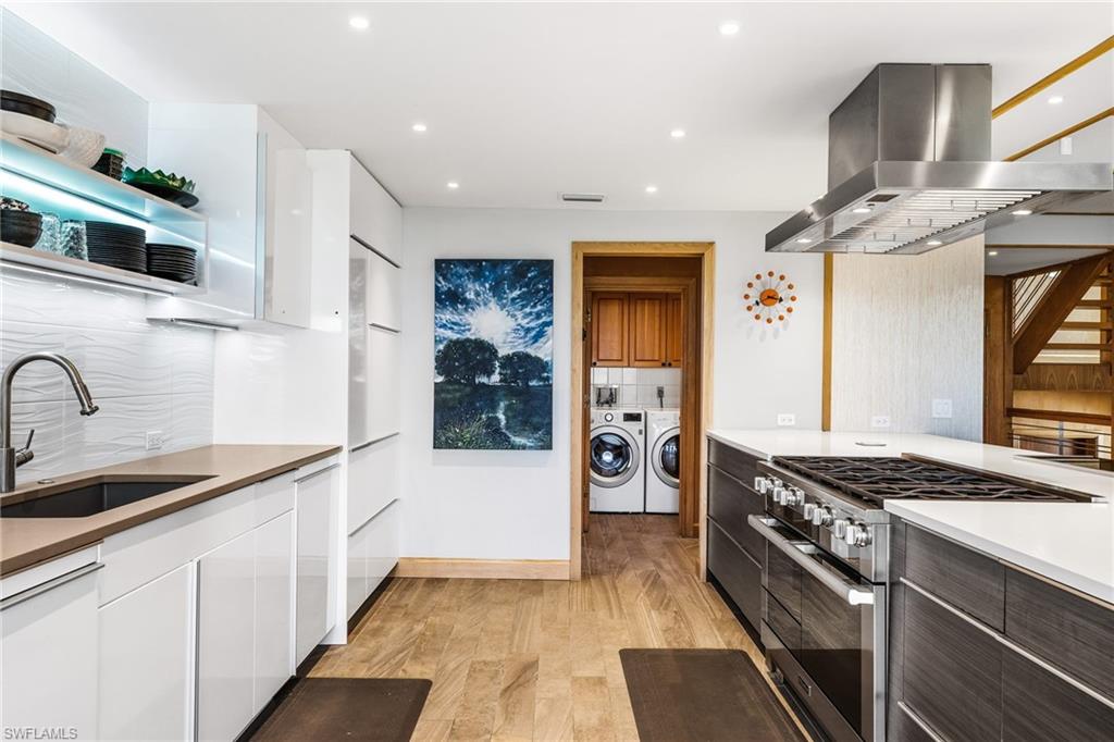 Kitchen with plenty of cabinet space |