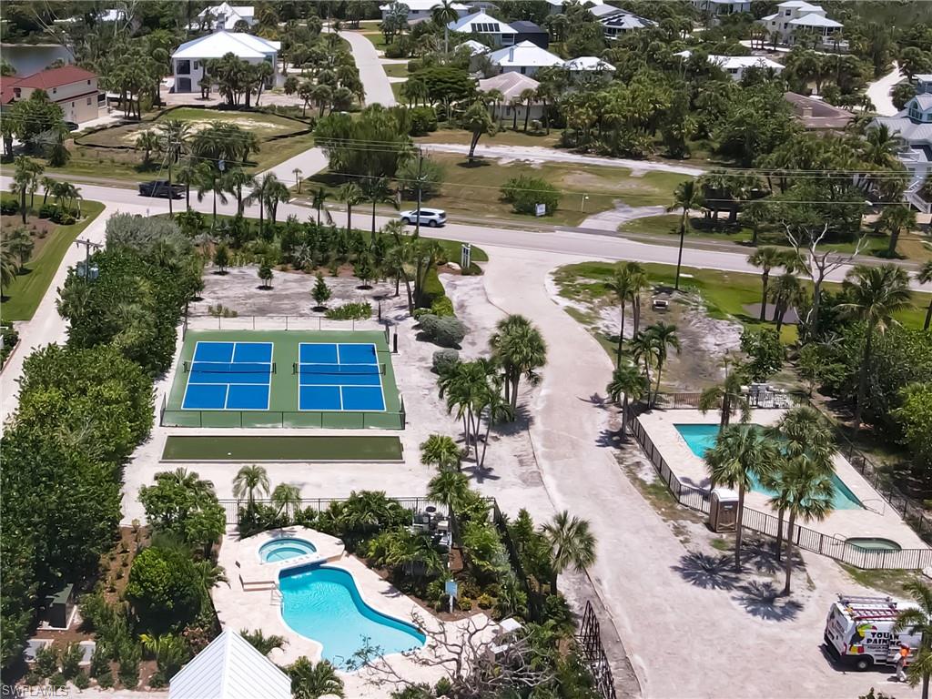 Royale Tern amenities include pool and courts