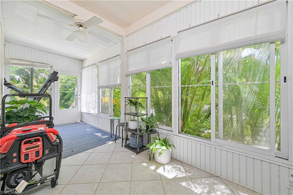 Sunroom / solarium with ceiling fan