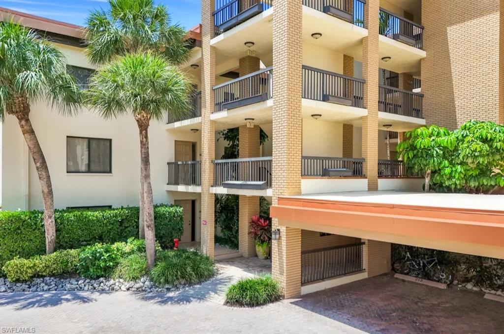 View of apartment building / complex