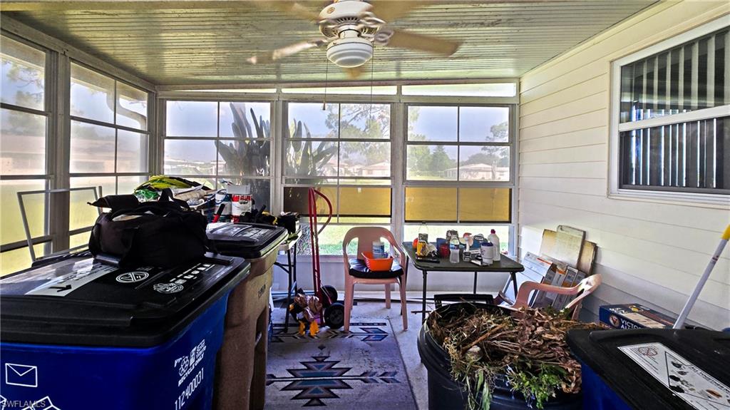Sunroom / solarium featuring a ceiling fan