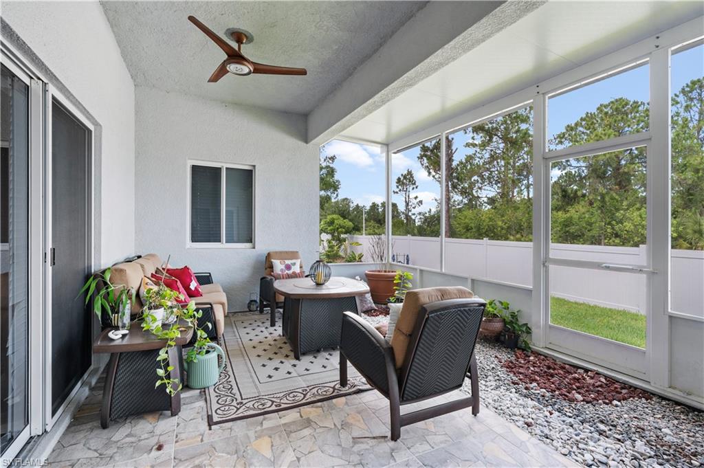 Sunroom featuring outdoor lounge area and a ceiling fan