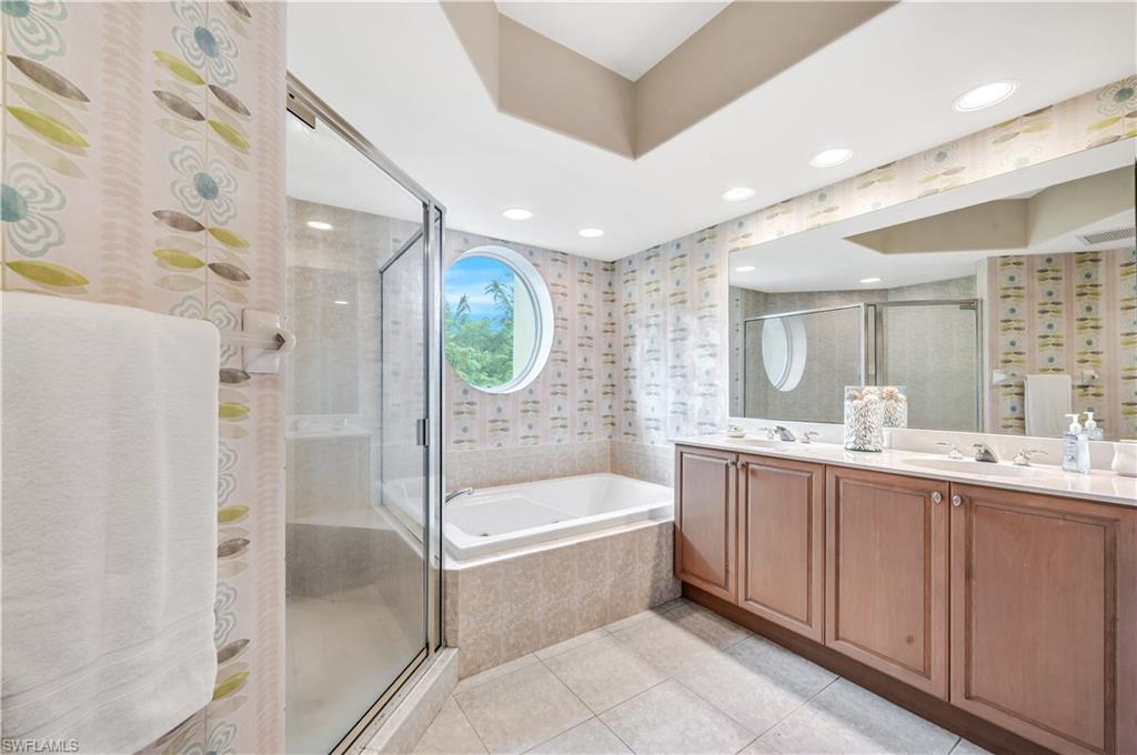 Dual sinks, soaking tub & natural light