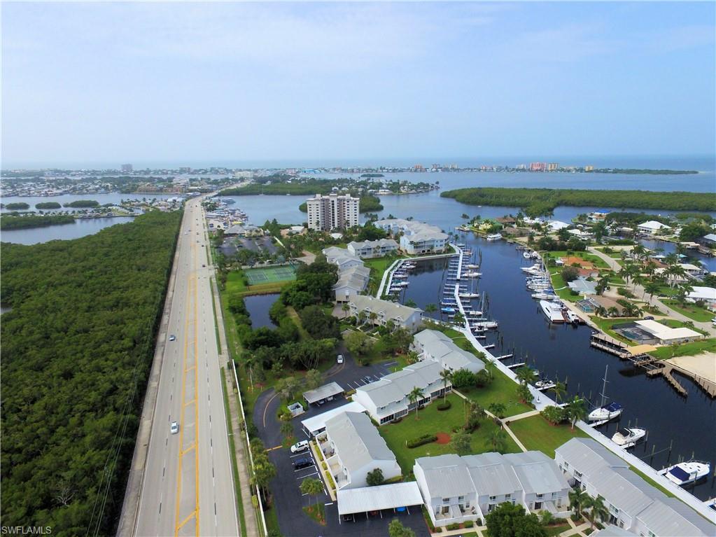 Bird's eye view of townhomes, community boardwalk and boat slips