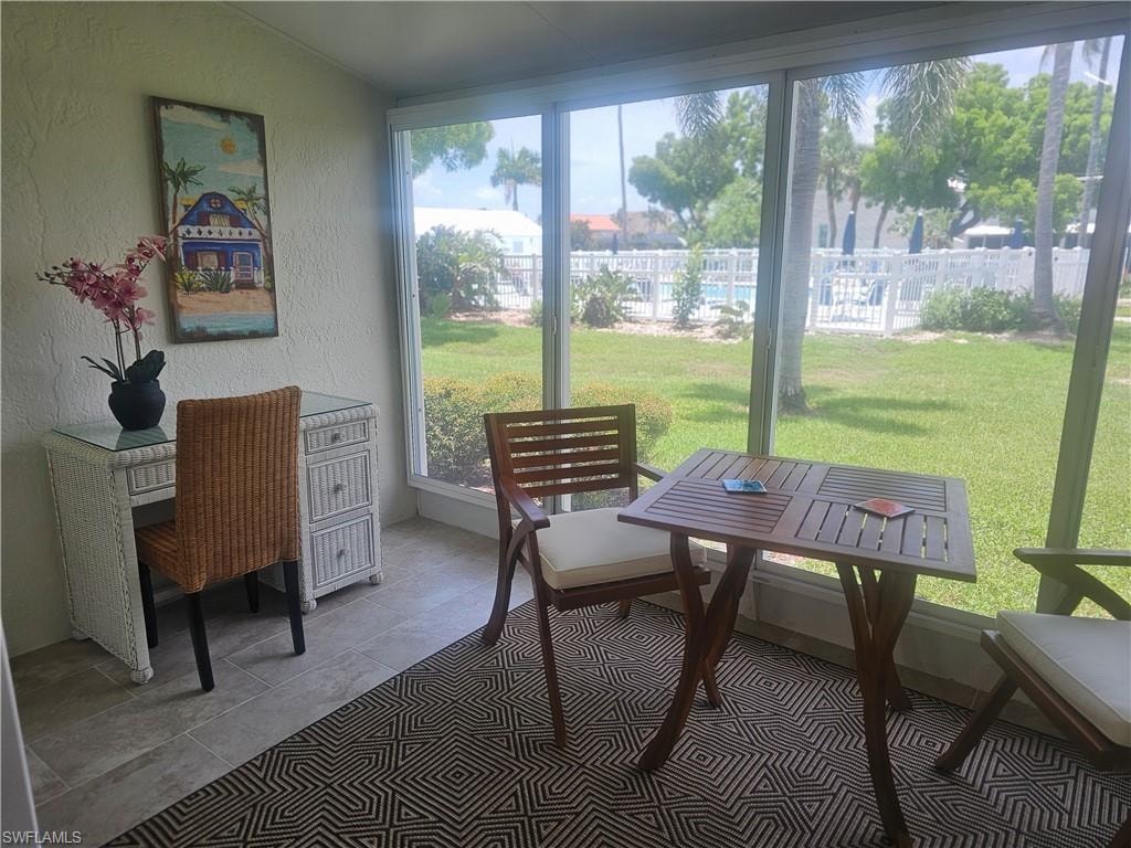 View of sunroom / solarium