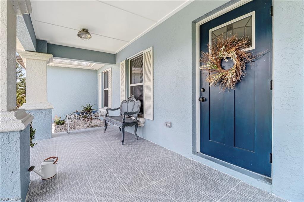 Entrance to property featuring a porch and stucco siding