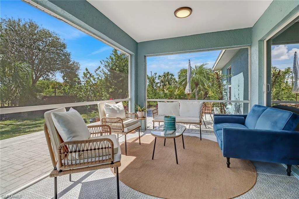 Sunroom / solarium featuring an outdoor hangout area